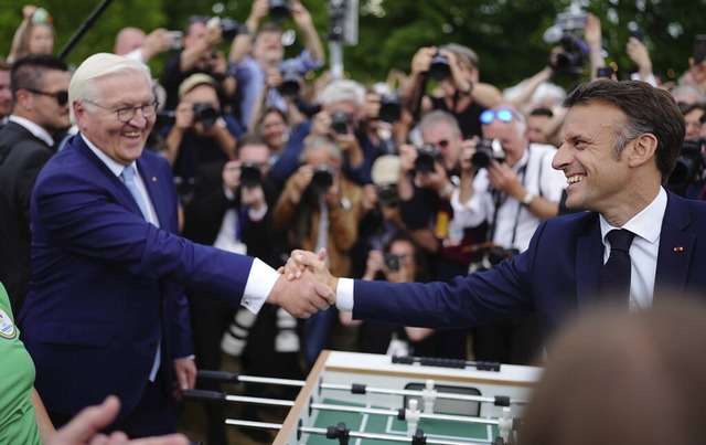 Emmanuel Macron  besucht zusammen mit ... aus Anlass von 75 Jahren Grundgesetz.  | Foto: Kay Nietfeld (dpa)