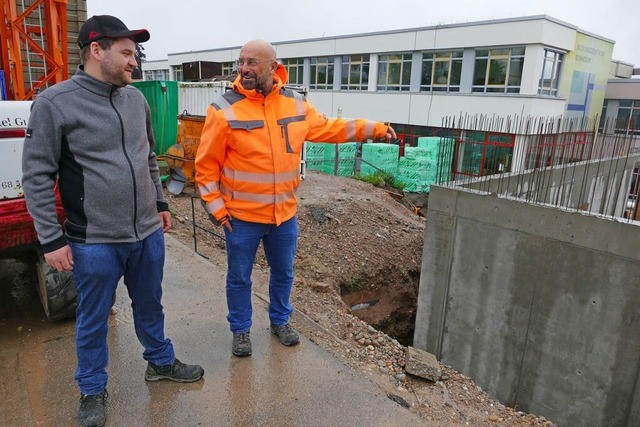 Stadtbaumeister Michael Glck (rechts)...steht ein schulischer Erweiterungsbau.  | Foto: Stefan Limberger-Andris