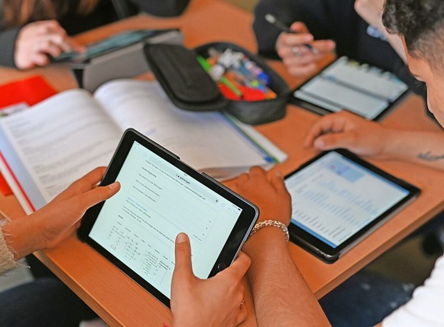 Immer wird an Schulen auch mit Tablets...Auch die mssen jedoch bezahlt werden.  | Foto: Uli Deck (dpa)
