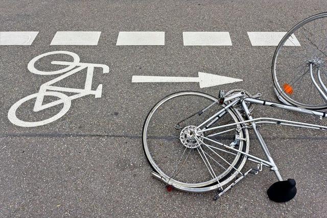 Zwei Radfahrer stoen in Freiburg-Sthlinger zusammen