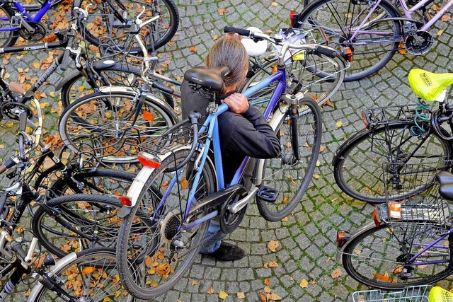 Ein Mann schultert ein abgeschlossenes Fahrrad (Symbolbild).  | Foto: Ingo Schneider