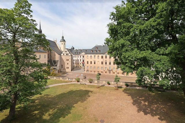 Eine der Sehenswrdigkeiten der thrin...000 Einwohner ist das Residenzschloss.  | Foto: Bodo Schackow (dpa)