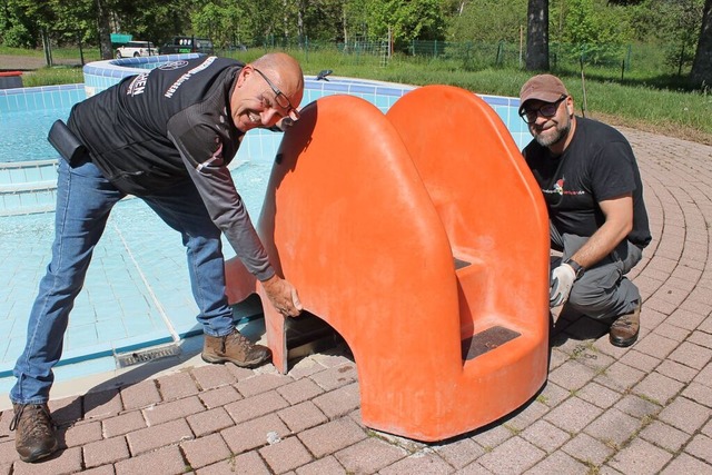 Frdervereinsvorsitzender Rainer Schwi...nks) und Oliver Rombach bei der Arbeit  | Foto: Cornelia Liebwein