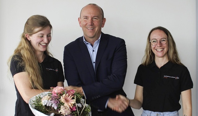 Die Physiotherapeutinnen Verena Pschk...iel Charlton im neuen Therapiezentrum.  | Foto: Bernd Fackler