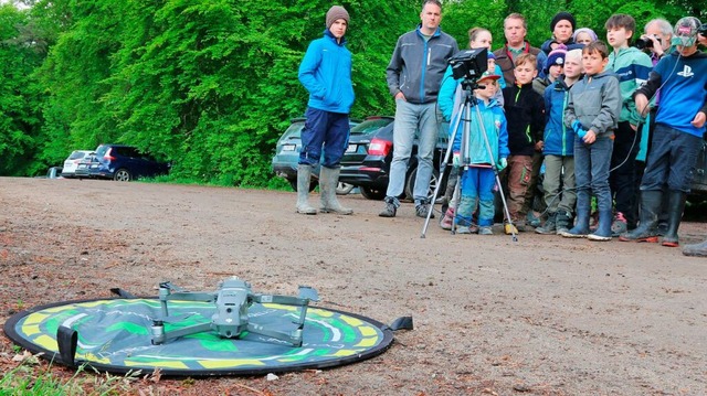 Die Drohne kurz bevor sie abhebt, um d...im Ernstfall nach Rehkitzen zu suchen.  | Foto: Katharina Kubon