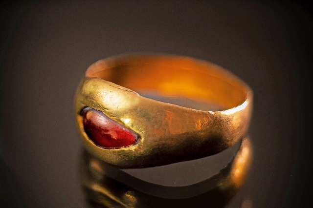 Gold und glitzernd: der Ring.  | Foto: Emil Aladjem (dpa)
