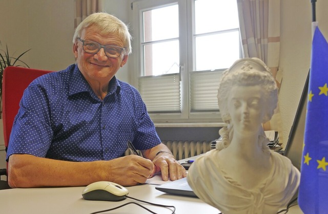 Hans-Jrgen Kopf an seinem Schreibtisc...oinette und einer europischen Flagge.  | Foto: Alena Ehrlich