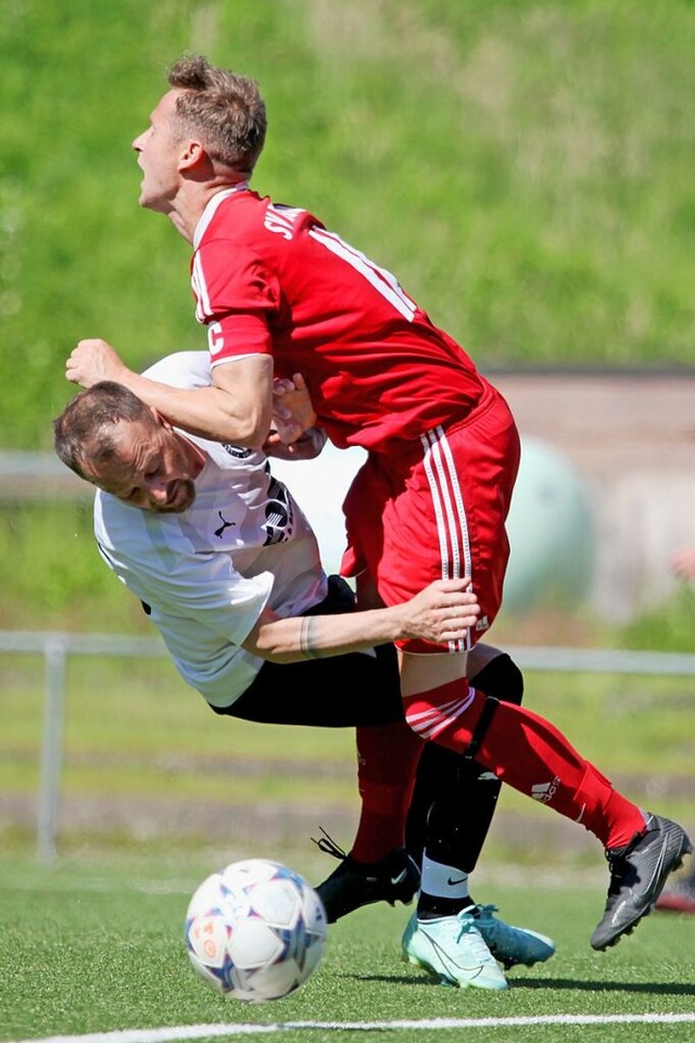 Der Sckinger Veselin Radic (links) l...rmer Valentin Winkler nicht passieren.  | Foto: Matthias Konzok