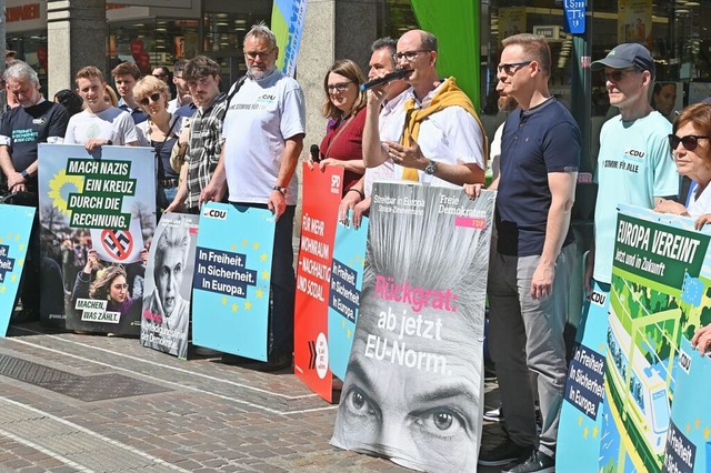 Kommunalpolitiker in Freiburg demonstrieren gegen Gewalt im Wahlkampf.  | Foto: Thomas Kunz