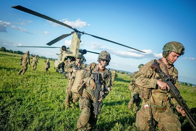 Fallschirmjger der Bundeswehr beim Training.  | Foto: Kay Nietfeld (dpa)