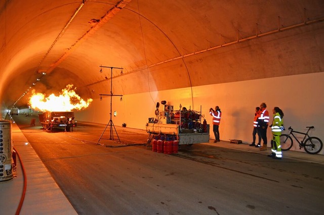 Mglichst realittsnah mit offenem Feu...die Lftungsanlage im Tunnel getestet.  | Foto: Nikolaus Bayer