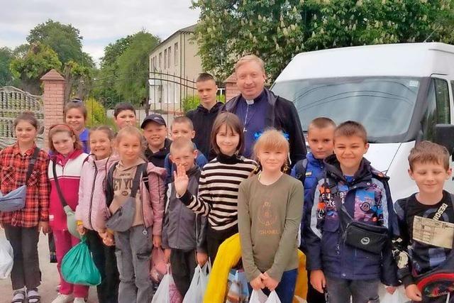Pater kommt aus dem Kriegsgebiet in der Ukraine fr Gottesdienste ins Markgrflerland