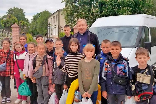 Pater Andrzej Rak  mit einer Gruppe geflchteter Kinder  | Foto: Konrad Schneider