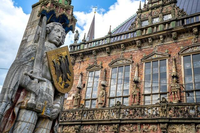 Das Bremer Rathaus und die mehr als zehn Meter hohe Roland-Statue gehren seit 20 Jahren zum Unesco-Weltkulturerbe