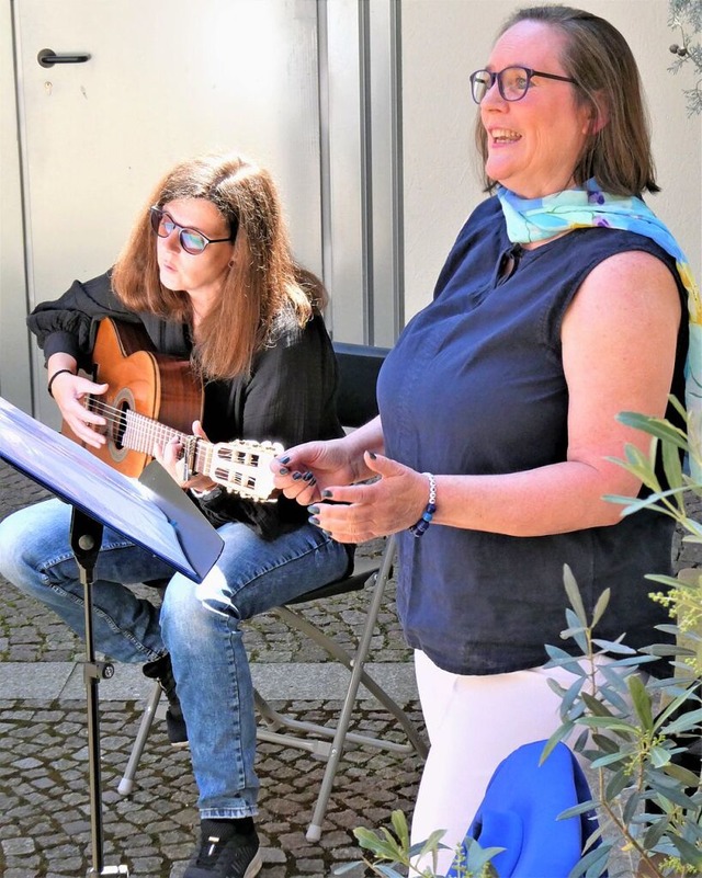 Melanie Awater und Stephanie Gasser (rechts) beim Hofkonzert.  | Foto: Sylvia-Karina Jahn