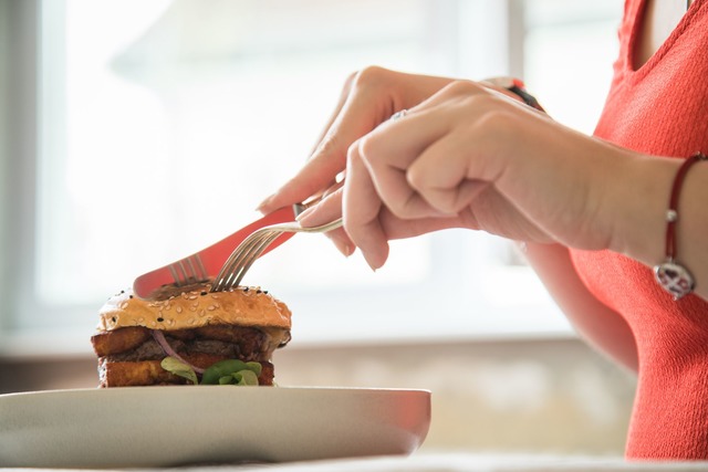 Mit den H&auml;nden oder mit Besteck: Burger essen soll Spa&szlig; machen.  | Foto: Christin Klose/dpa-tmn