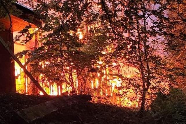 Holzschuppen in Flammen: Feuerwehr Lrrach verhindert Waldbrand bei Rtteln