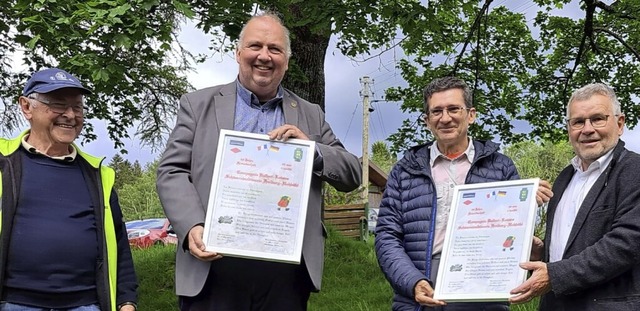 Manfred Metzger (von links), Matthias ...inrad Joos mit den Erinnerungsurkunden  | Foto: Schwarzwaldverein Freiburg-Hohbhl e.V.