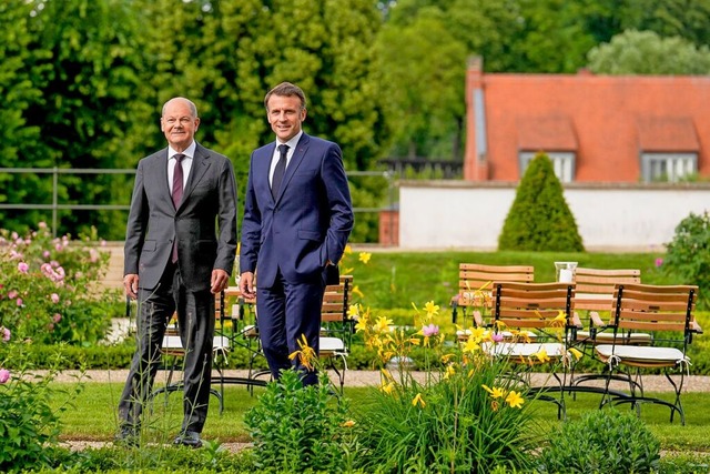 Olaf Scholz und Emmanuel Macron  im Garten von Schloss Meseberg  | Foto: Ebrahim Noroozi (dpa)