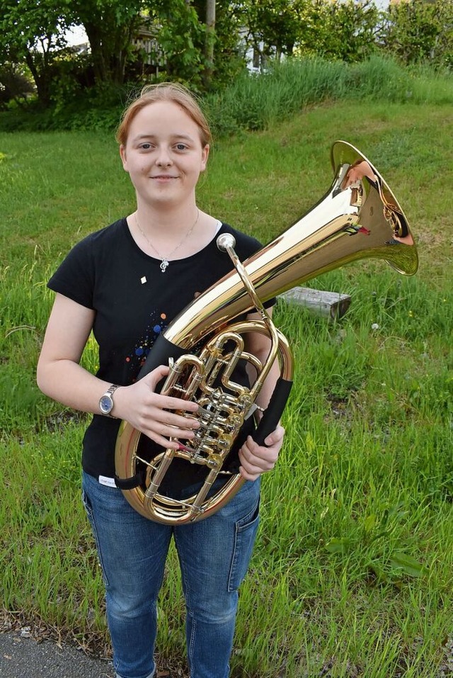 Alexandra Bhler vor dem Probelokal de...f mit ihrem Instrument, dem Tenorhorn.  | Foto: Ursula Ortlieb