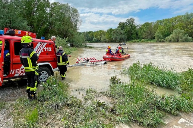 Die DLRG Mllheim-Neuenburg leistet Ei...m Rhein mit der Neuenburger Feuerwehr.  | Foto: Feuerwehr Neuenburg