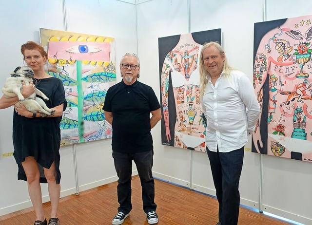Klaus Kipfmller (Mitte) und Mit-Kurat... im Grenzacher Haus der Begegnung vor.  | Foto: Roswitha Frey