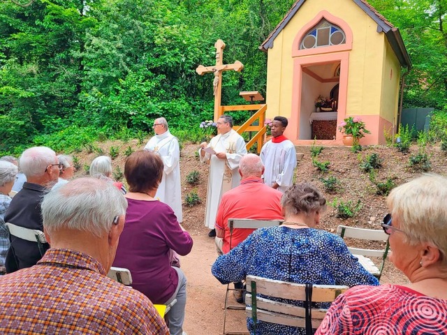 Die sanierte Dreifaltigkeitskapelle be...de bei einem Gottesdienst neu geweiht.  | Foto: Kirchengemeinde March