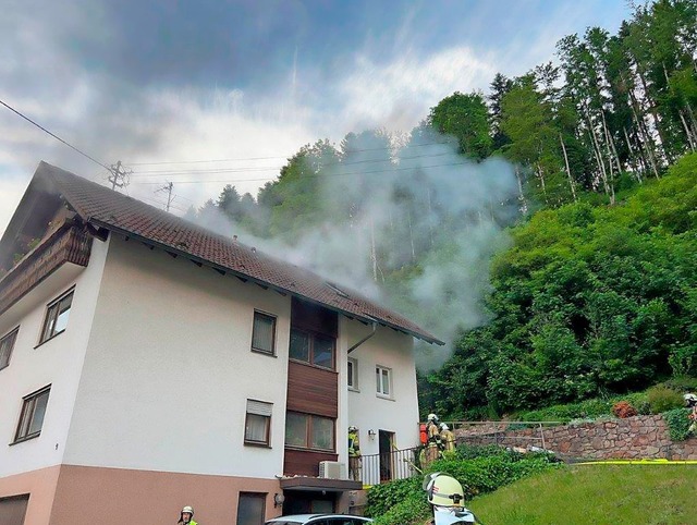 Vermutlich durch einen technischen Defekt geriet dieses Haus in Elzach in Brand.  | Foto: Feuerwehr Elzach