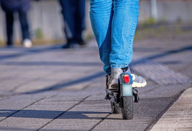 In der Lahrer Fugngerzone  ist das Fahren von E-Scootern verboten.  | Foto: Jens Bttner (dpa)