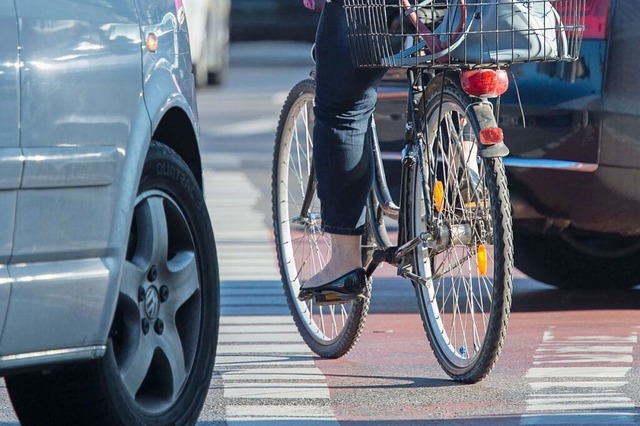 Ein Autofahrer fuhr an einer Gruppe Ra...treifte er ein Radfahrer und das Auto.  | Foto: Silas Stein