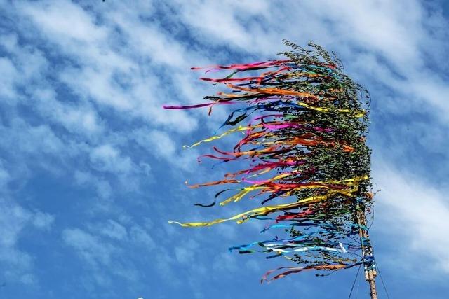 Blitz trifft Maibaum in Lrrach - wer haftet in so einem Fall bei einem Schaden?