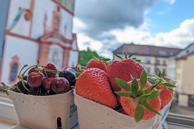 Erdbeeren sind krzer haltbar und Kirs...atzen auf. Schuld daran ist der Regen.  | Foto: Julia Becker