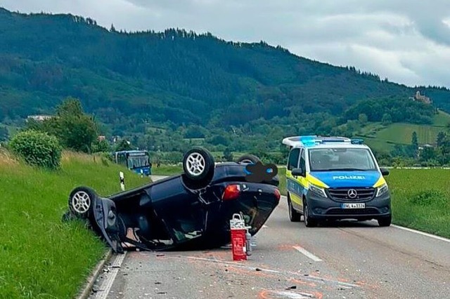 Die Polizei sucht nach einem Unfall Zeugen.  | Foto: Feuerwehr Bad Krozingen