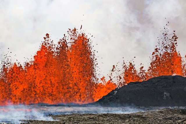 Vulkanausbruch bei Grindavik: Es sieht... surreal aus &#8211; aber es ist echt.  | Foto: Marco di Marco (dpa)