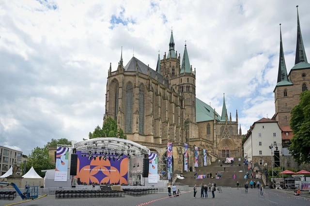 Am Dienstag wurde vor dem Erfurter Dom...tag aufgebaut. Er beginnt am Mittwoch.  | Foto: Heiko Rebsch (dpa)