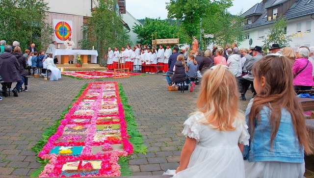 Nur fr kurze Zeit konnte Fronleichnam...ucharistiefeier in die Kirche verlegt.  | Foto: Wolfgang Beck