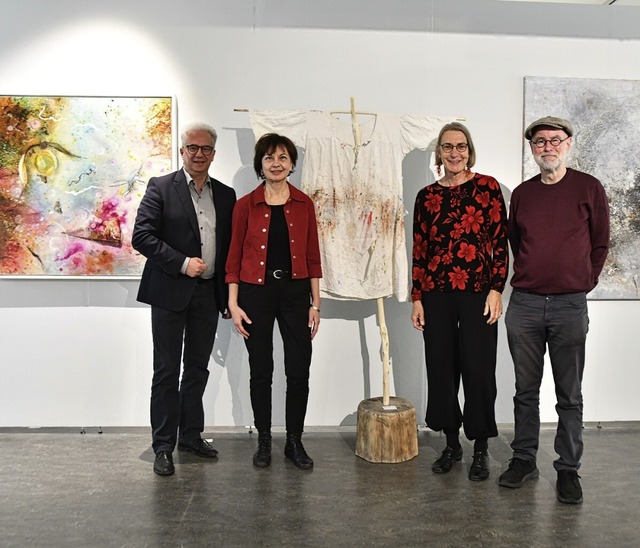 Jan Merk (von links), Ellen Mosbacher,...tellung &#8222;Spuren der Zeit&#8220;.  | Foto: Barbara Ruda