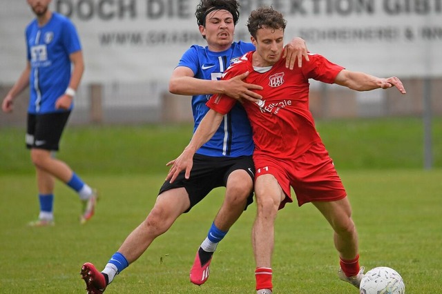 Der Lrracher Johannes Binkert behaupt... Ball vor dem Lahrer Dominik Kaufmann.  | Foto: Achim Keller