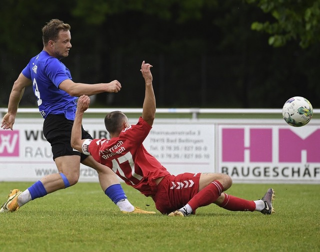 Adriano Spoth (links) gehrte zu den b...wrtssieg der Schrder-Elf in Lrrach.  | Foto: Achim Keller