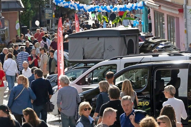 Die Autoschauen an den verkaufsoffenen Sonntagen sind gut besucht.  | Foto: Volker Mnch