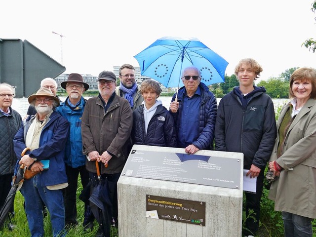 Die alemannische Prominenz freut sich ...dererffnung des Dreyland-Dichterwegs.  | Foto: Martina David-Wenk