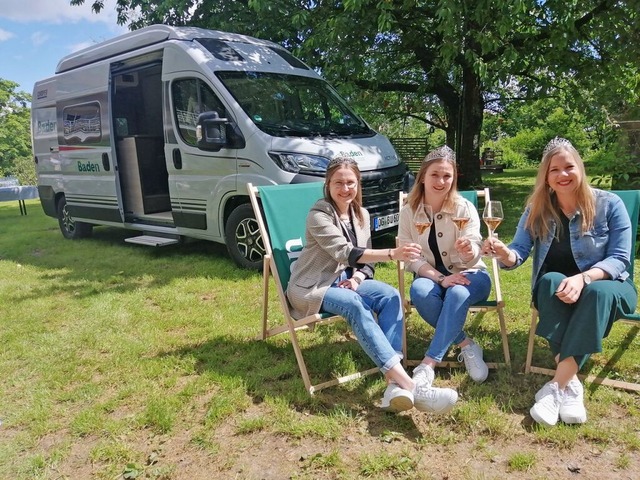 Mit dem Wohnmobil auf Weintourismustou...ina Bruder, Julia Noll und Alisa Hll.  | Foto: Winfried Kninger