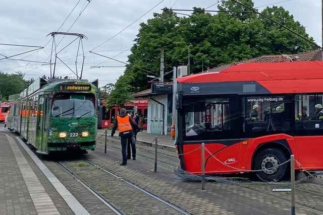 Bus kommt im Freiburger Westen von Stra�e ab und f�hrt auf Gleise – Tram muss Vollbremsung einlegen