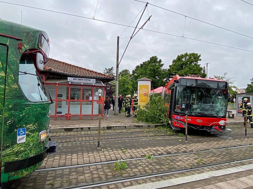 Bus kommt im Freiburger Westen von Straße ab und fährt auf Gleise Tram muss Vollbremsung