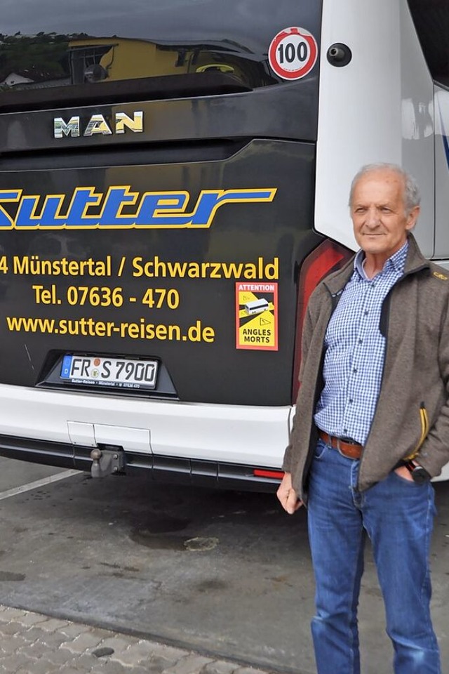 Harald Sutter vor einem Sutter-Reisebus   | Foto: Rainer Ruther