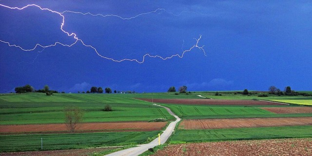 Von einem sicheren Ort aus betrachtet, knnen Gewitter richtig schn aussehen.  | Foto: Alexander Wolf (dpa)