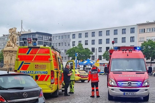 Rettungseinsatz auf dem Mannheimer Mar...tte zuvor mehrere Menschen attackiert.  | Foto: Rene Priebe (dpa)