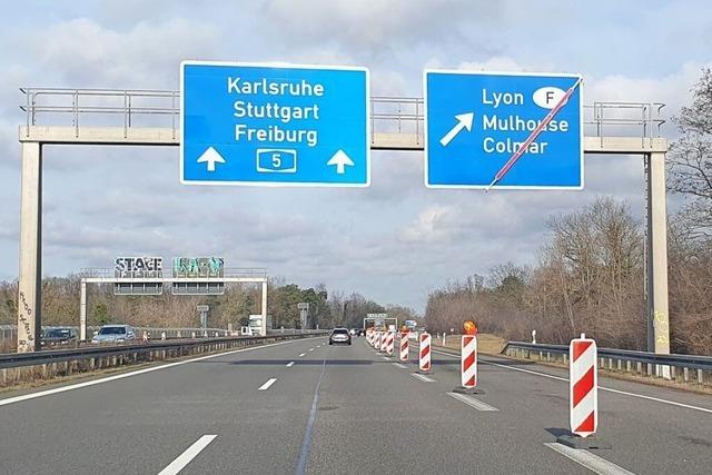 Verkehrschaos bei Neuenburg geht weiter: Unbekannter fhrt ber Absperrungen, andere rasen hinein