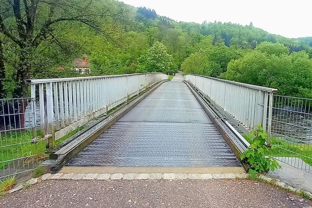 Stein des Anstoes ist die marode Wiesenbrcke in Ehner Fahrnau.  | Foto: Edgar Steinfelder