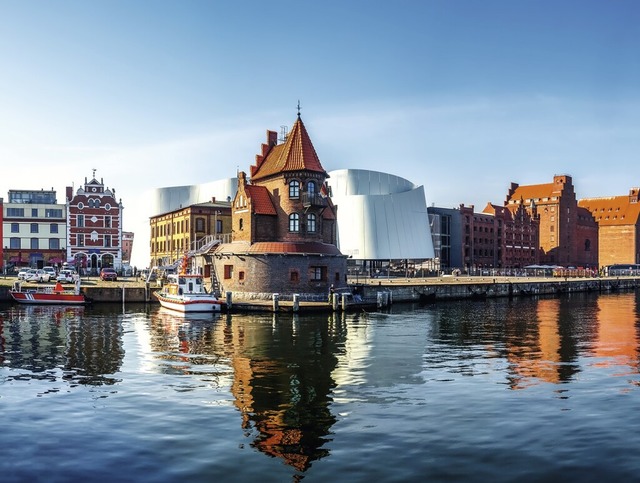 Blick auf den malerischen Hafen von St...mrahmt von historischen Giebelhusern.  | Foto: Sina Ettmer Photography/Shutterstock